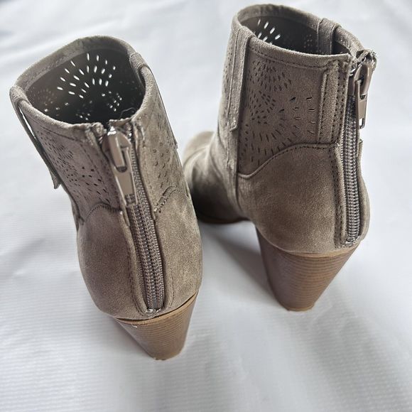 Qupid Taupe Faux Suede Booties with Heel size 8 - Picture 5 of 8